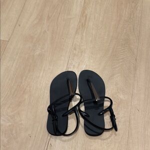 Havaianas black t-strap sandal